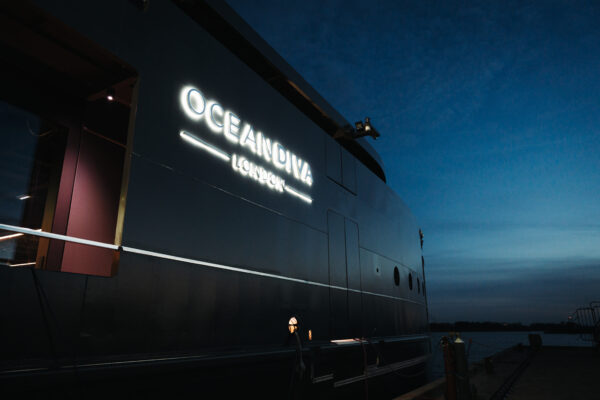 Oceandiva London Boat Exterior Night