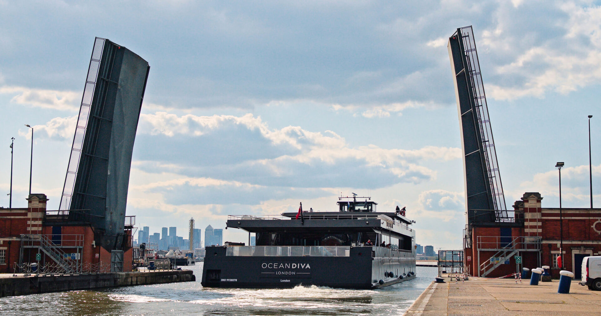 Oceandiva London arriving into the city